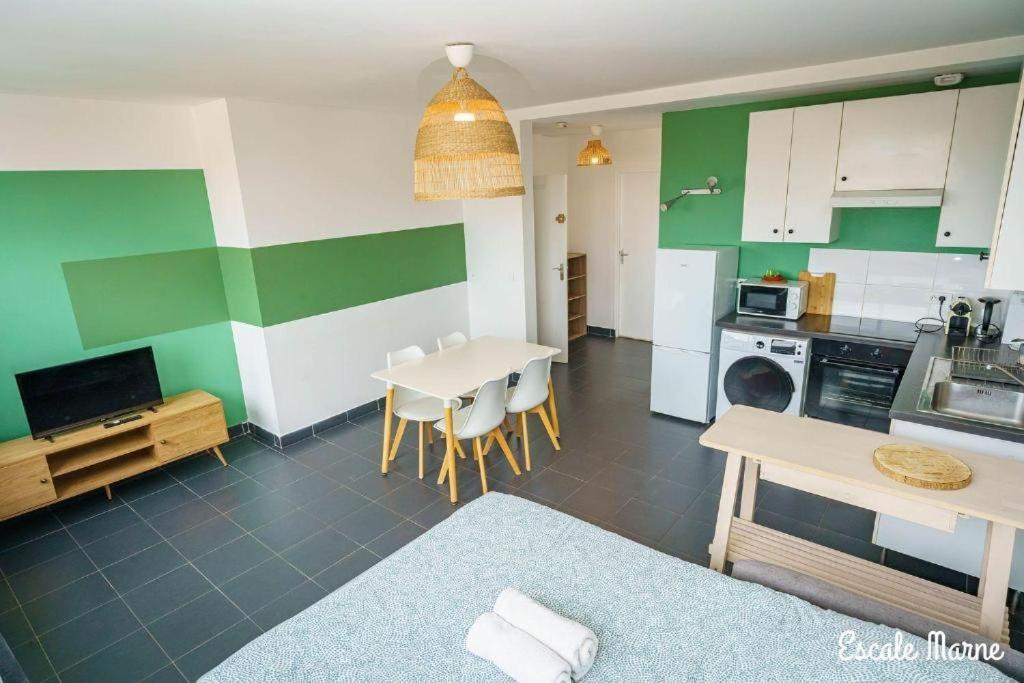 Escale-Marne Fr - 202 - Free Parking - Free Luggage Storage - All Equipped - Linen Included - Washing Machine - 10Mn Walk Metro 8 - Rer A - Panoramic View - From 1 To 14 Guests Maisons-Alfort Chambre photo